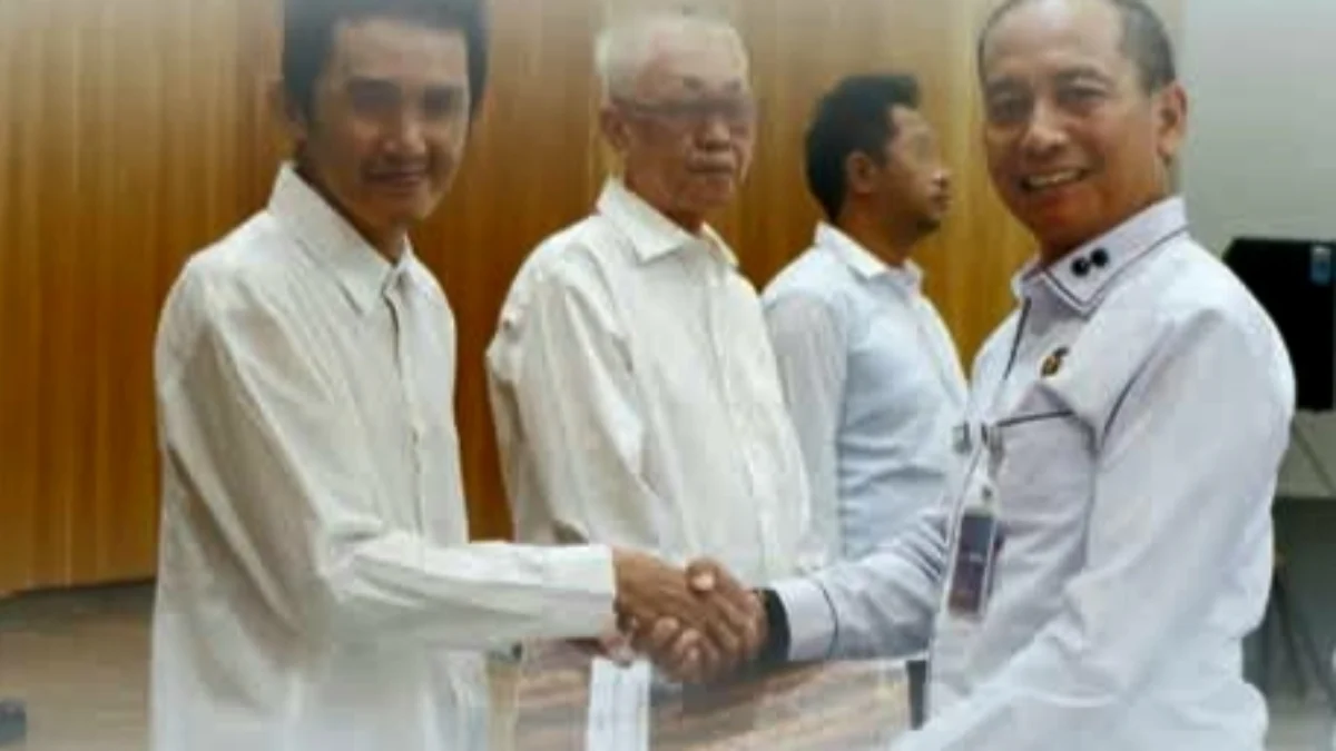 Kepala Kantor Wilayah Direktorat Jenderal Pemasyarakatan Jawa Barat, Kusnali (kanan) menyerahkan remisi. (Son / Jabar Ekspres)