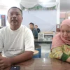 Anggota DPRD Kota Cimahi Komisi IV, Barkah Setiawan dan Ceu Edoh di Lantai Dua Pasar Cimindi. (Mong / Jabar Ekspres)