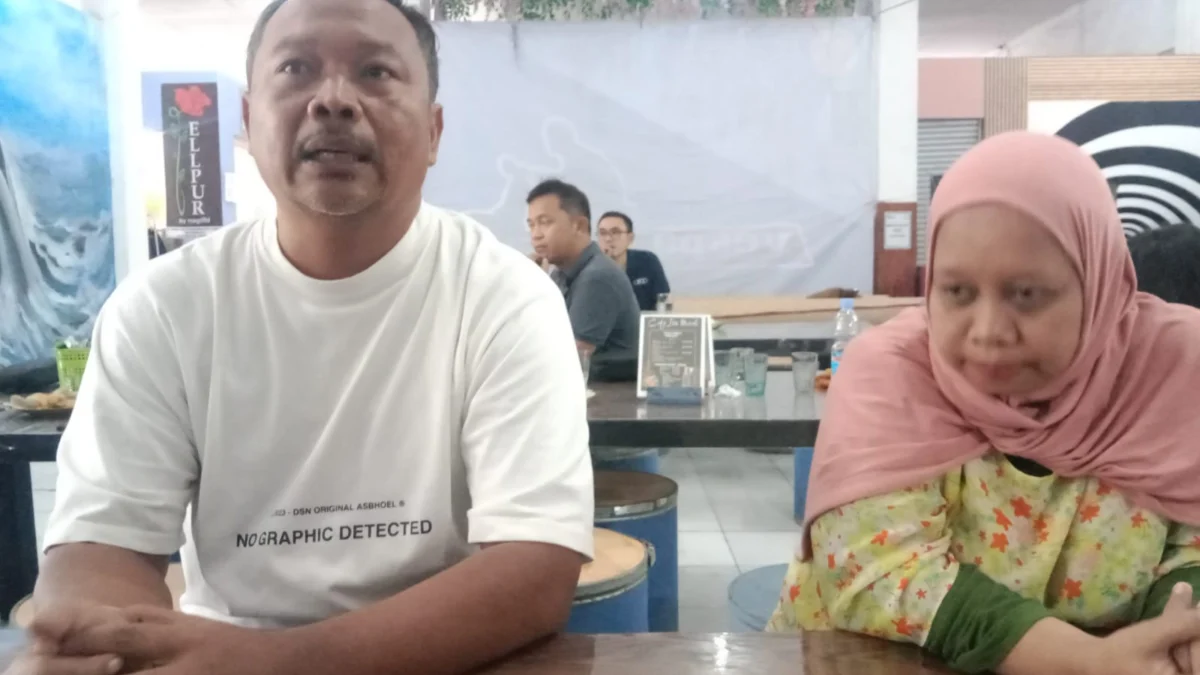Anggota DPRD Kota Cimahi Komisi IV, Barkah Setiawan dan Ceu Edoh di Lantai Dua Pasar Cimindi. (Mong / Jabar Ekspres)