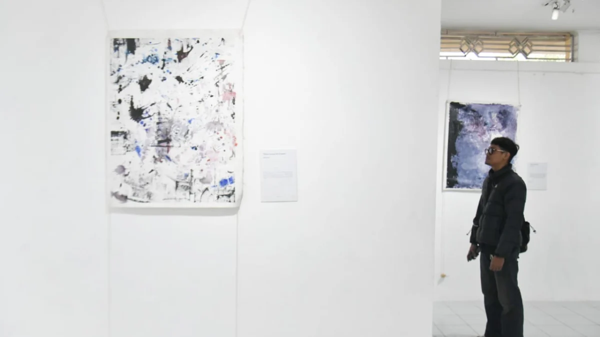 Pengunjung melihat karya pameran seni bertajuk X-HIBIT-ION di Thee Huis Gallery, Jalan Bukit Dago Selatan, Kota Bandung, Kamis (15/5). Foto: Dimas Rachmatsyah / Jabar Ekspres