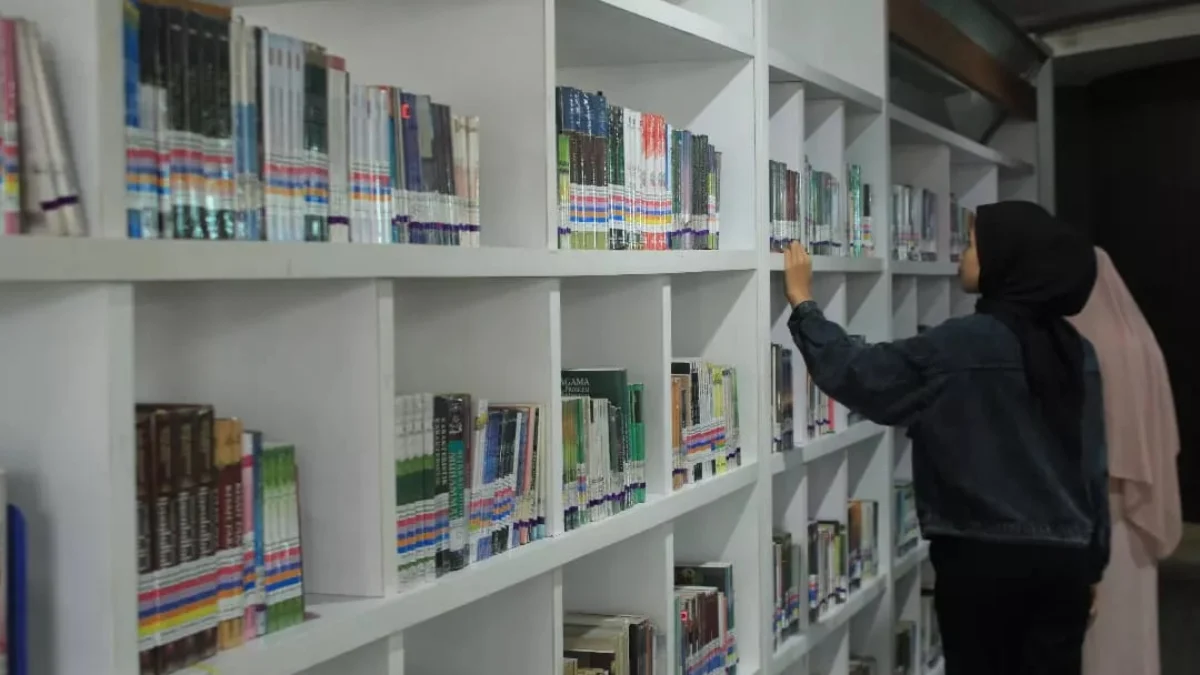 Alokasi Belanja Audio Visual Tembus Rp1,025 Miliar, Begini Respon Dispusipda Jabar Ilustrasi masyarakat saat mengunjungi Perpustakaan Dispusipda Jabar.