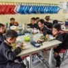 Siswa menyantap Makan Bergizi Gratis (MBG) di SDN 101 Sukakarya, Jalan Sahardjo, Kota Bandung. Foto: Dimas Rachmatsyah / Jabar Ekspres