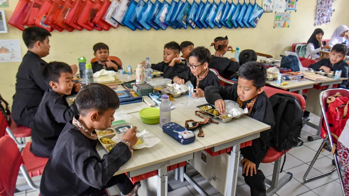 Siswa menyantap Makan Bergizi Gratis (MBG) di SDN 101 Sukakarya, Jalan Sahardjo, Kota Bandung. Foto: Dimas Rachmatsyah / Jabar Ekspres