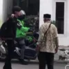 Ist. Tangkap layar seorang pria viral di medsos usai lakukan Penganiayaan kepada warga dan membakar sebuah keset masjid di wilayah Coblong kota bandung. Istimewa.