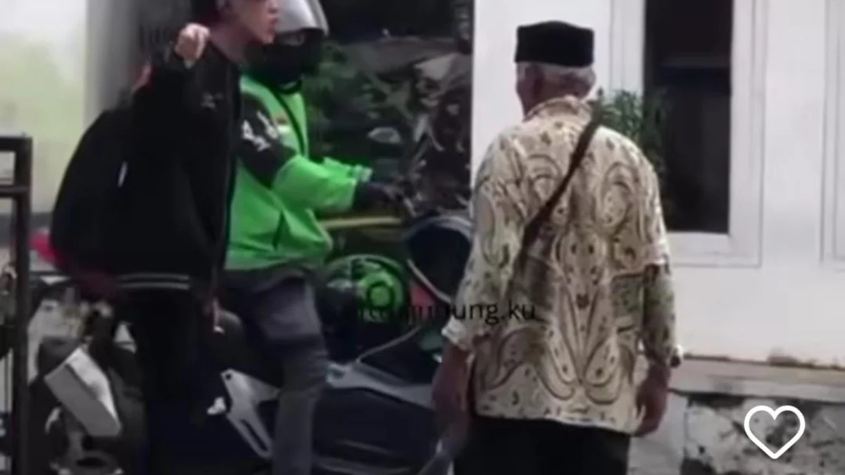 Ist. Tangkap layar seorang pria viral di medsos usai lakukan Penganiayaan kepada warga dan membakar sebuah keset masjid di wilayah Coblong kota bandung. Istimewa.