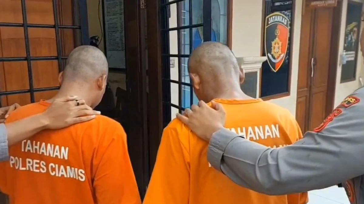 Dua oknum anggota ormas di Ciamis diringkus polisi usai aksinya kepergok warga mencuri kambing di Desa Buanamekar, Kecamatan Panumbangan, Kabupaten Ciamis, Jawa Barat belum lama ini. (Cecep Herdi/Jabar Ekspres)