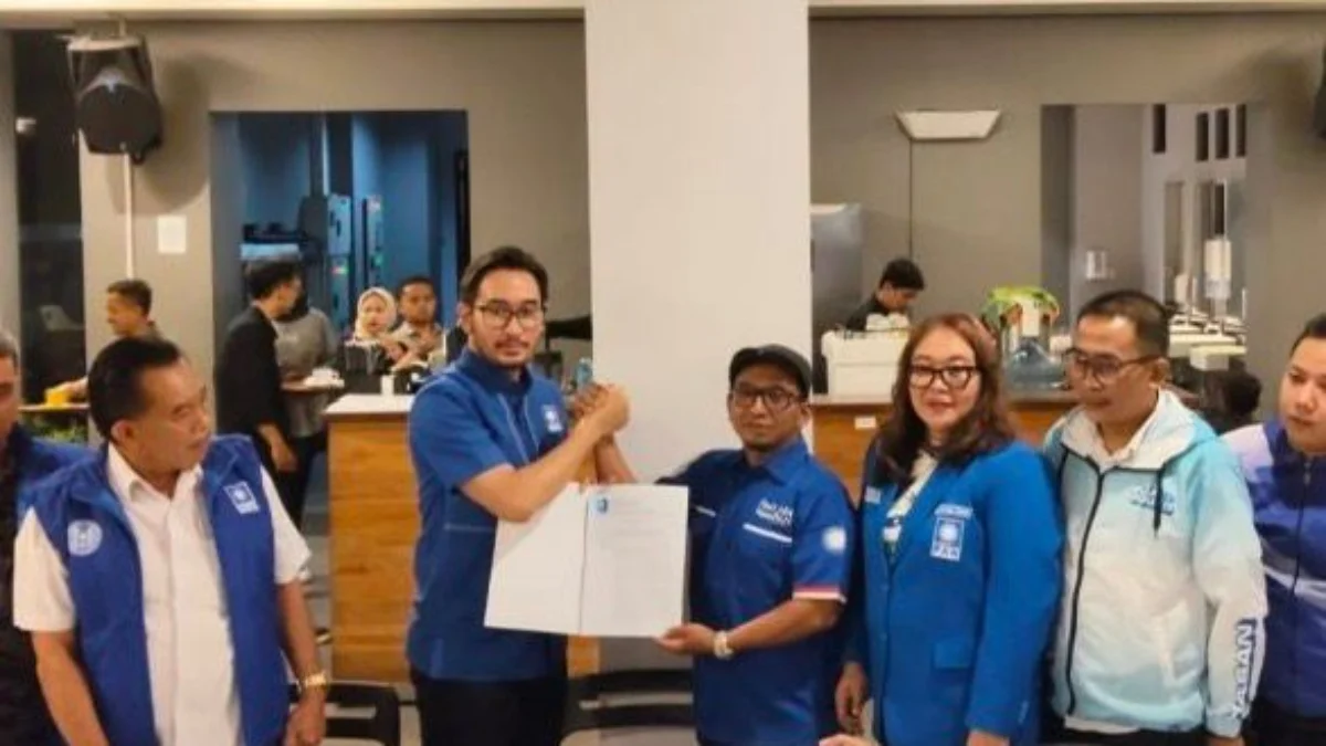 Jeje Ritchie Ismail saat menerima SK penetapan dirinya menjadi Ketua DPD PAN KBB. Dok PAN KBB