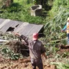 Petugas gabungan terdiri dari BPBD KBB, TNI/Polri, dan masyarakat saat membersihkan material longsor di Lembang, Bandung Barat. Dok BPBD KBB
