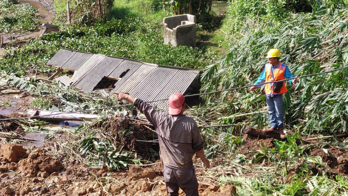 Petugas gabungan terdiri dari BPBD KBB, TNI/Polri, dan masyarakat saat membersihkan material longsor di Lembang, Bandung Barat. Dok BPBD KBB