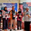 Pendiri Yayasan Ruang Baca Komunitas (YRBK) Kota Banjar, Sofian Munawar (kanan) meluncurkan buku bertajuk 'The Greatest Memories: Buah Tangan Studi Kebangsaan' sebagai puncak rangkaian di Sekretariat YRBK, Kota Banjar belum lama ini. (Istimewa)