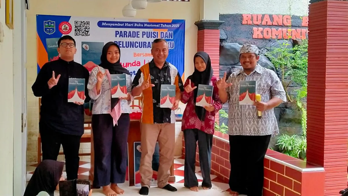 Pendiri Yayasan Ruang Baca Komunitas (YRBK) Kota Banjar, Sofian Munawar (kanan) meluncurkan buku bertajuk 'The Greatest Memories: Buah Tangan Studi Kebangsaan' sebagai puncak rangkaian di Sekretariat YRBK, Kota Banjar belum lama ini. (Istimewa)