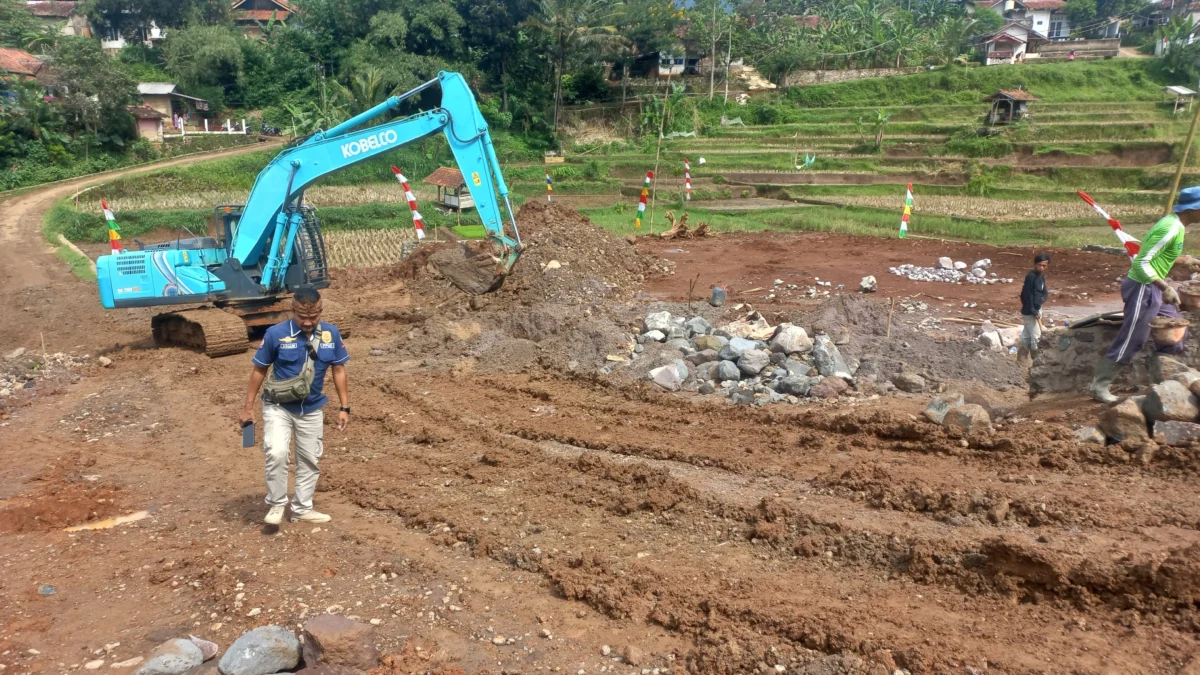 Anggota Satpol PP Sumedang saat lakukan pengecekan proyek perumahan PT Maega Semesta Persada, yang sudah beraktivitas dua bulan tapi diduga belum kantongi izin, tepatnya berada di wilayah Dusun Kiara Jegang, RT04 RW02, Desa Mekarbakti, Kecamatan Pamulihan, Kabupaten Sumedang.