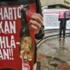 Massa aksi yang tergabung dalam Komite 21 Mei melakukan aksi Peringatan 27 Tahun Reformasi Melawan Orba di Taman Braga, Kota Bandung, Rabu (21/5). Foto: Dimas Rachmatsyah / Jabar Ekspres