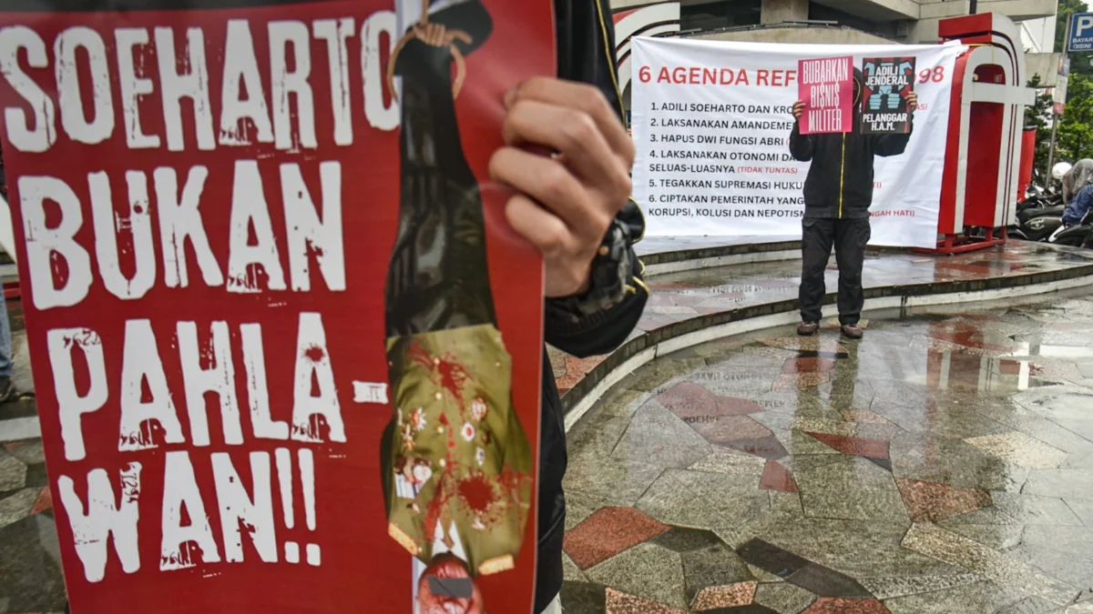 Massa aksi yang tergabung dalam Komite 21 Mei melakukan aksi Peringatan 27 Tahun Reformasi Melawan Orba di Taman Braga, Kota Bandung, Rabu (21/5). Foto: Dimas Rachmatsyah / Jabar Ekspres