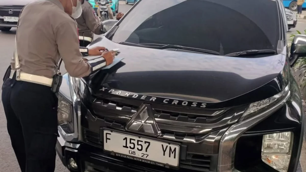 Mobil Dinas Bappenda Kabupaten Bogor Ditilang Polisi