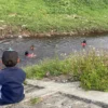 Anak-anak saat berenang di aliran Sungai Cikijing di Kampung Babakan Jawa, Desa Bojongloa, Kecamatan Rancaekek, Kabupaten Bandung kondisinya sangat mengkhawatirkan tercemari oleh limbah tekstil. Foto Agi