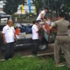 Ilustrasi: Petugas Satpol PP Kecamatan Bogor Timur saat melakukan penertiban PKL di kawasan Jalan Raya Pajajaran. (Yudha Prananda / Jabar Ekspres)