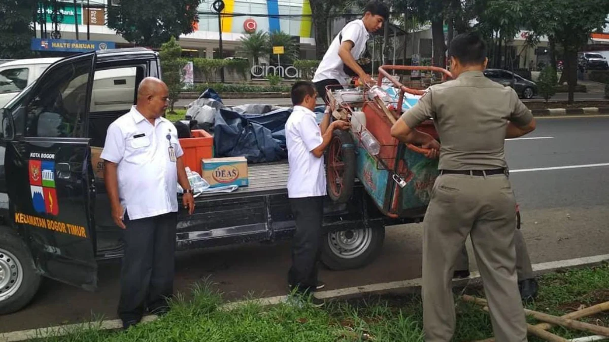 Ilustrasi: Petugas Satpol PP Kecamatan Bogor Timur saat melakukan penertiban PKL di kawasan Jalan Raya Pajajaran. (Yudha Prananda / Jabar Ekspres)