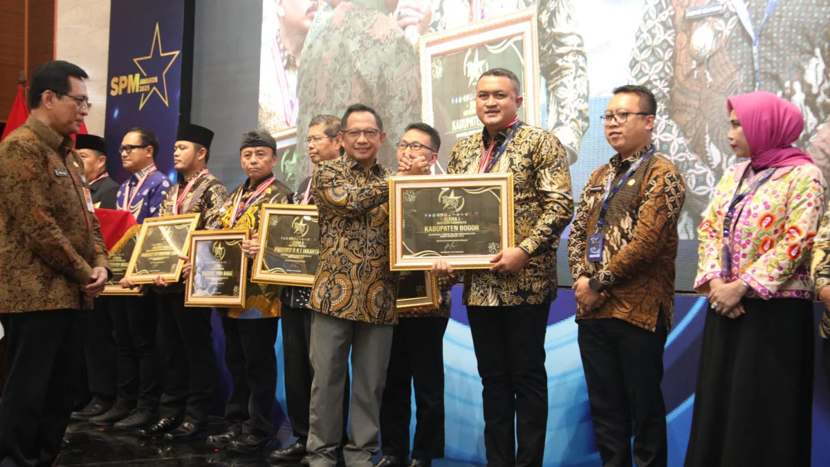 Bupati Bogor saat mendapatkan penghargaan Standar Pelayanan Minimal (SPM) Awards 2025