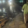 Jembatan Apung Cijeruk yang menghubungkan Kampung Cijeruk, Kecamatan Bojongsoang dengan Kampung Mekarsari, Kecamatan Baleendah, Kabupaten Bandung, patah di bagian tengah pada Jumat malam (23/5/2025) sekitar pukul 19.25 WIB. Foto Agi