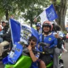 Bobotoh menggunakan motor melakukan konvoi perayaan juara liga 1 Persib Bandung di Jalan Banda, Kota Bandung, Minggu (25/5). Foto: Dimas Rachmatsyah / Jabar Ekspres