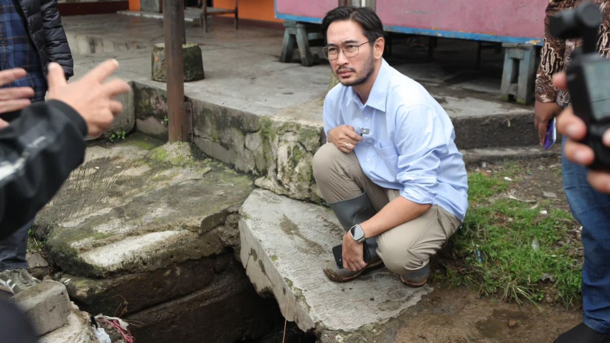 Banjir dan Longsor Kepung Lembang, Jeje Janji Perbaiki Drainase? Bupati Bandung Barat, Jeje Ritchie Ismail saat meninjau drainase di Lembang. Dok istimewa