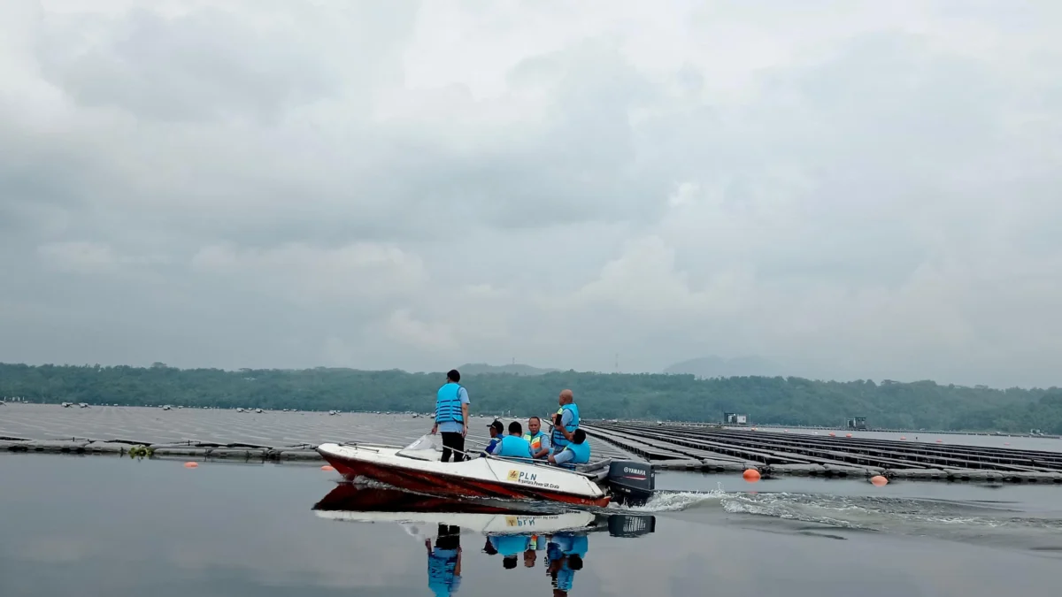PLN Nusantara Power Unit Pembangkitan (UP) bersama unsur Pemkab Bandung Barat mengelilingi Waduk Cirata usai menebar ratusan ribu ekor benih ikan nilem. Dok Jabar Ekspres/Suwitno
