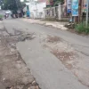 Kondisi Jalan Rusak di Kp. Lembur Tengah, Desa Sariwangi, Parongpong, KBB. (Mong / Jabar Ekspres)