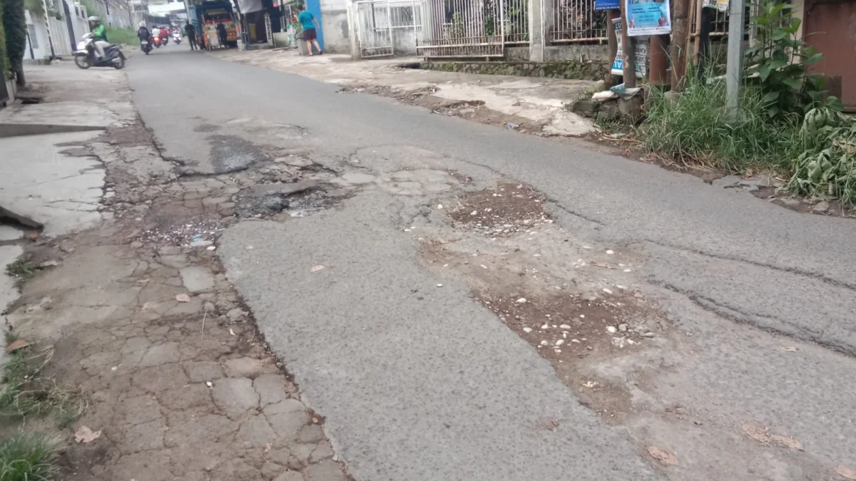 Kondisi Jalan Rusak di Kp. Lembur Tengah, Desa Sariwangi, Parongpong, KBB. (Mong / Jabar Ekspres)