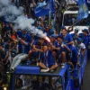 Pawai Juara Persib, Ini Arus Lalu Lintas Sekitar Gedung Sate yang Lumpuh! Edo Febriansah pemain Persib Bandung menyalakan suar saat pawai menaiki kendaraan Maung melintasi Jalan Wastukencana, Bandung, Minggu (25/5). Pawai Tim Persib Bandung yang diikuti ribuan warga Kota Bandung untuk merayakan gelar juara Persib Bandung Liga 1 Indonesia musim 2024-2025. Foto: Dimas Rachmatsyah / Jabar Ekspres