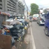 Sampah menumpuk di pinggir jalan Kota Cimahi. (foto/Mong)