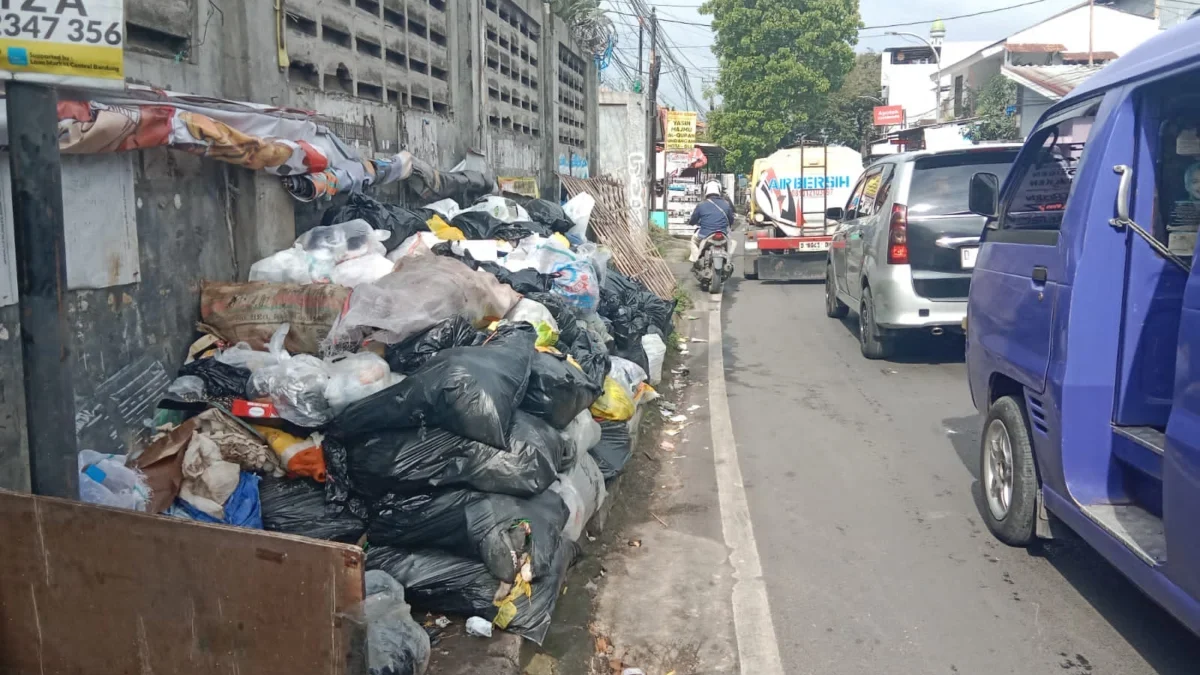 Perbanusa Soroti Sampah Menumpuk di Cihanjuang, Ini PR Besar Pemerintah Kota Cimahi Sampah menumpuk di pinggir jalan Kota Cimahi. (foto/Mong)