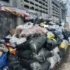 Tumpukan sampah di pinggir jalan Kota Cimahi. (Foto/Mong)