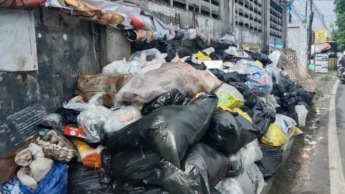 Bau Busuk, Cimahi Perlu Sinergi Lintas Wilayah untuk Atasi Sampah Ilegal Tumpukan sampah di pinggir jalan Kota Cimahi. (Foto/Mong)