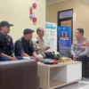 Kapolresta Bandung Kombes Pol Aldi Subartono saat menerima aduan langsung dari masyarakat dalam program 1 Jam bersama Kapolresta Bandung di Mapolresta, Soreang, Kamis (29/5/2025). Foto Agi