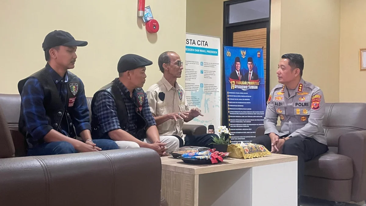 Kapolresta Bandung Kombes Pol Aldi Subartono saat menerima aduan langsung dari masyarakat dalam program 1 Jam bersama Kapolresta Bandung di Mapolresta, Soreang, Kamis (29/5/2025). Foto Agi