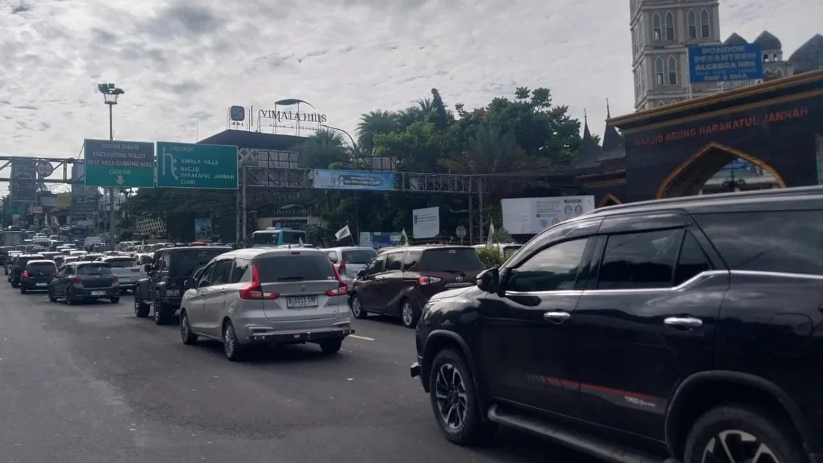 Polisi Sebut 1.100 Kendaraan per Jam Masuk Kawasan Puncak Bogor Long weekend kawasan Puncak Bogor Dipadati kendaraan