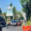 Petugas kepolisian tengah mengatur arus lalu lintas di Simpang Beatrik Lembang, Bandung Barat. Kamis (29/5). Dok Jabar Ekspres/Suwitno