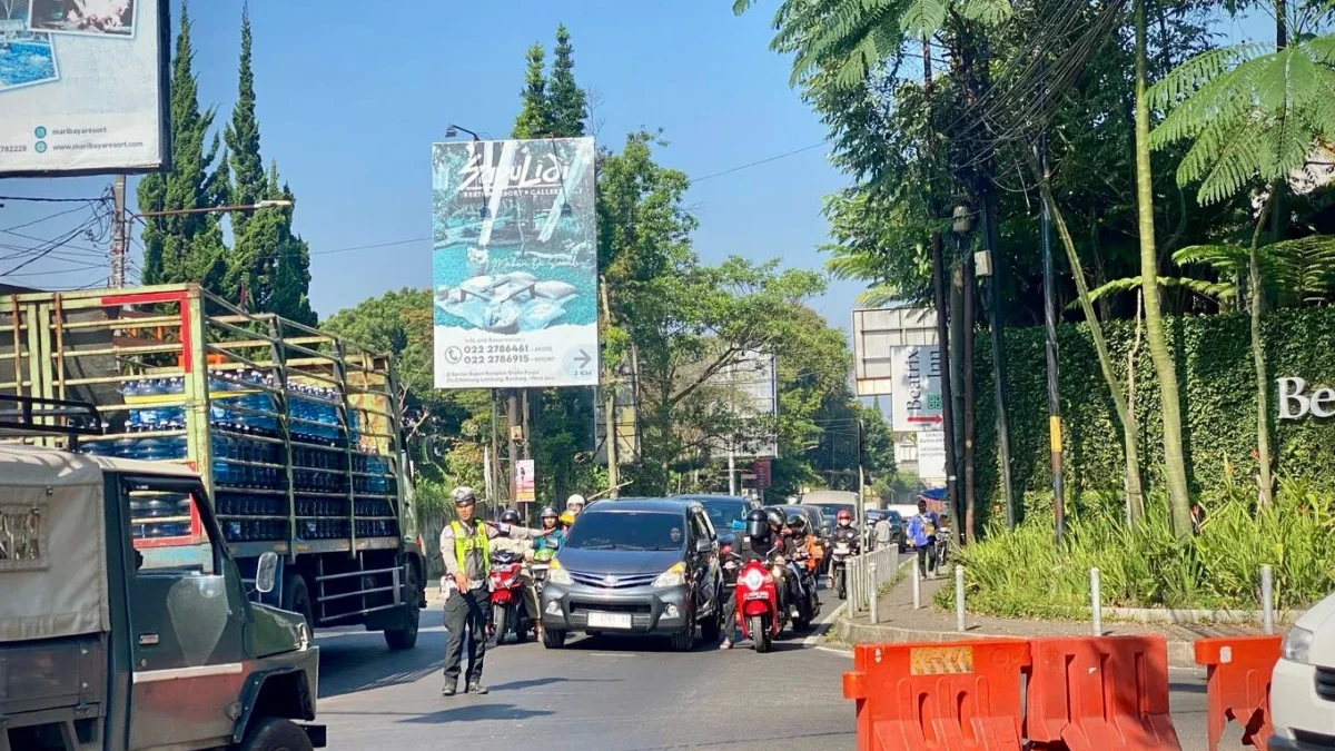 Petugas kepolisian tengah mengatur arus lalu lintas di Simpang Beatrik Lembang, Bandung Barat. Kamis (29/5). Dok Jabar Ekspres/Suwitno