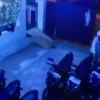 Viral rekaman CCTV aksi pencurian 7 sepeda motor inventaris milik salah satu perusahaan keuangan di Kutawaringin, Kabupaten Bandung, Rabu (28/5). Foto tangkapan layar