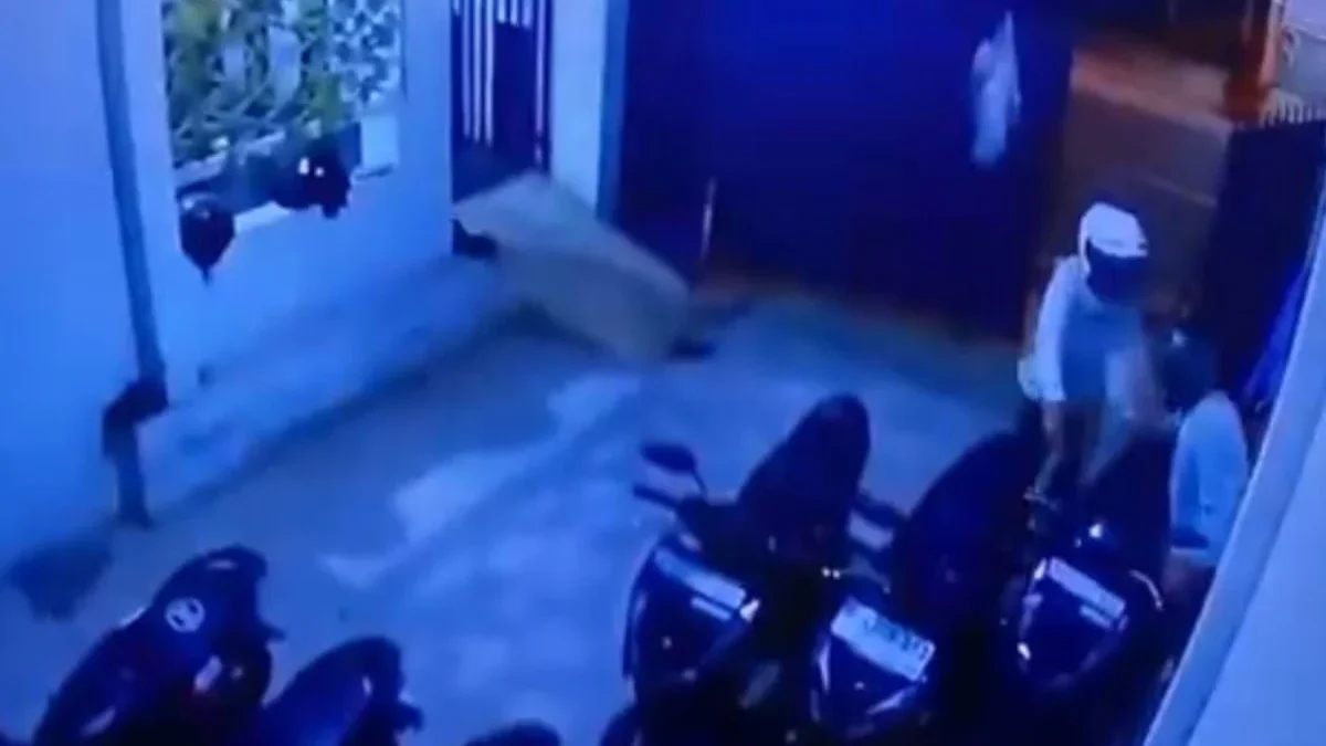 7 Motor Inventaris Raib Dicuri di Kutawaringin, Kerugian Capai Rp119 Juta Viral rekaman CCTV aksi pencurian 7 sepeda motor inventaris milik salah satu perusahaan keuangan di Kutawaringin, Kabupaten Bandung, Rabu (28/5). Foto tangkapan layar
