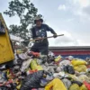 Petugas kebersihan memilah sampah di Pasar Ciwastra, Kota Bandung, Jumat (30/5). Foto: Dimas Rachmatsyah / Jabar Ekspres