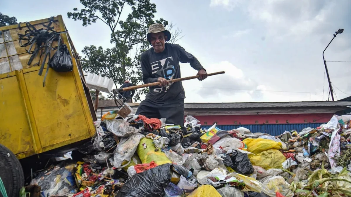 Dampak 100 Hari Kerja Wali Kota Bandung, Walhi Jabar Sebut Belum Terlihat dalam Penanganan Sampah Petugas kebersihan memilah sampah di Pasar Ciwastra, Kota Bandung, Jumat (30/5). Foto: Dimas Rachmatsyah / Jabar Ekspres