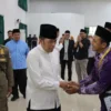 Wali Kota Cimahi, Ngatiyana saat Bercengkrama Bersama Calon Jama'ah Haji Kota Cimahi (Mong)