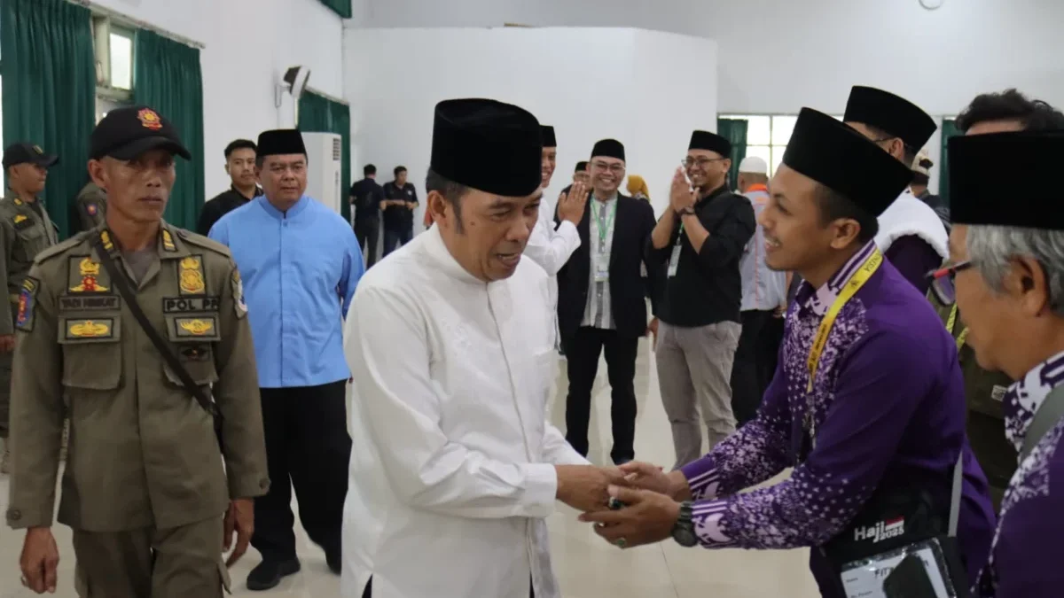 Jemaah Termuda 19 Tahun, Tertua 91 Tahun Kisah Haru Calhaj Cimahi Dilepas Ngatiyana Wali Kota Cimahi, Ngatiyana saat Bercengkrama Bersama Calon Jama'ah Haji Kota Cimahi (Mong)