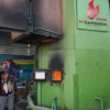 Petugas memasukan sampah pilahan kedalam insinerator di Pasar Ciwastra, Kota Bandung, Jumat (30/5). Foto: Dimas Rachmatsyah / Jabar Ekspres