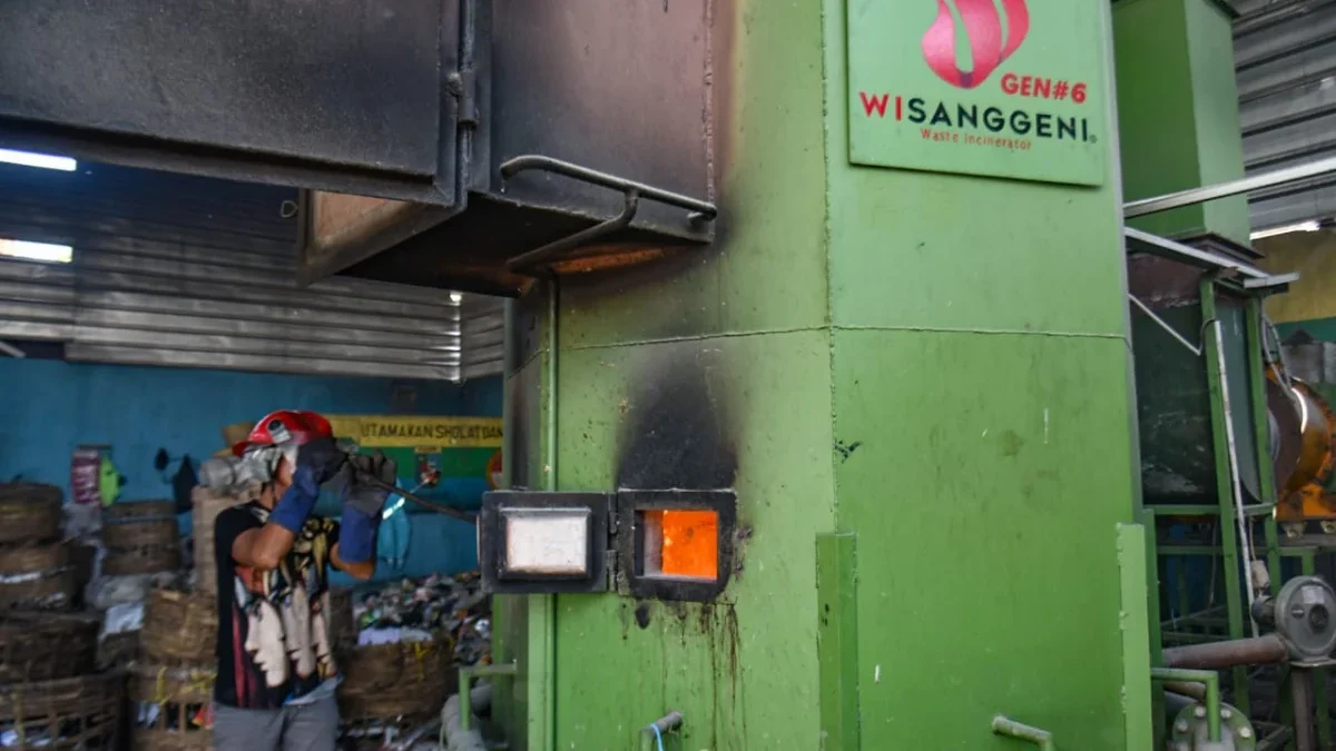 Sorot 100 Hari Kerja Walikota, Walhi Jabar Kritik Rencana Insinerator Pemkot Bandung Petugas memasukan sampah pilahan kedalam insinerator di Pasar Ciwastra, Kota Bandung, Jumat (30/5). Foto: Dimas Rachmatsyah / Jabar Ekspres