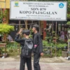 Siswa berjalan pulang sekolah di SDN 079 Kopo Pajagalan, Kota Bandung, Jumat (30/5). Foto: Dimas Rachmatsyah / Jabar Ekspres