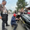 Polresta Bandung menyita sedikitnya 70 unit knalpot brong dalam razia gabungan yang digelar di Jalan Raya Katapang–Soreang, Kecamatan Katapang, Kabupaten Bandung, Jumat (30/5/2025). A Foto Agi