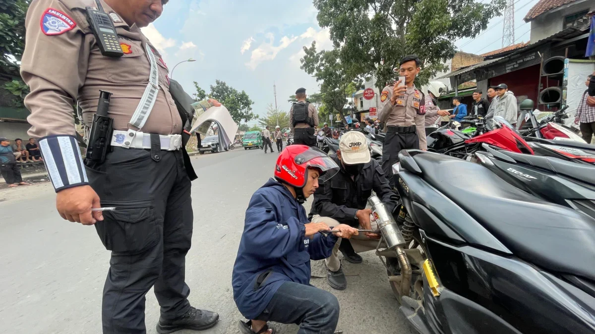 Polresta Bandung menyita sedikitnya 70 unit knalpot brong dalam razia gabungan yang digelar di Jalan Raya Katapang–Soreang, Kecamatan Katapang, Kabupaten Bandung, Jumat (30/5/2025). A Foto Agi